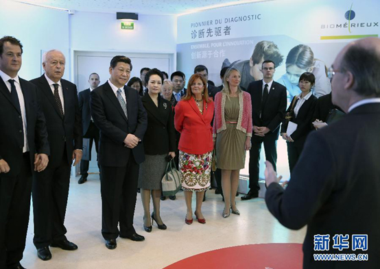 習近平參觀法國梅里埃生物科研中心