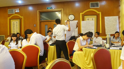 飛龍醫(yī)療董事長張新民現(xiàn)場點(diǎn)評員工作業(yè)